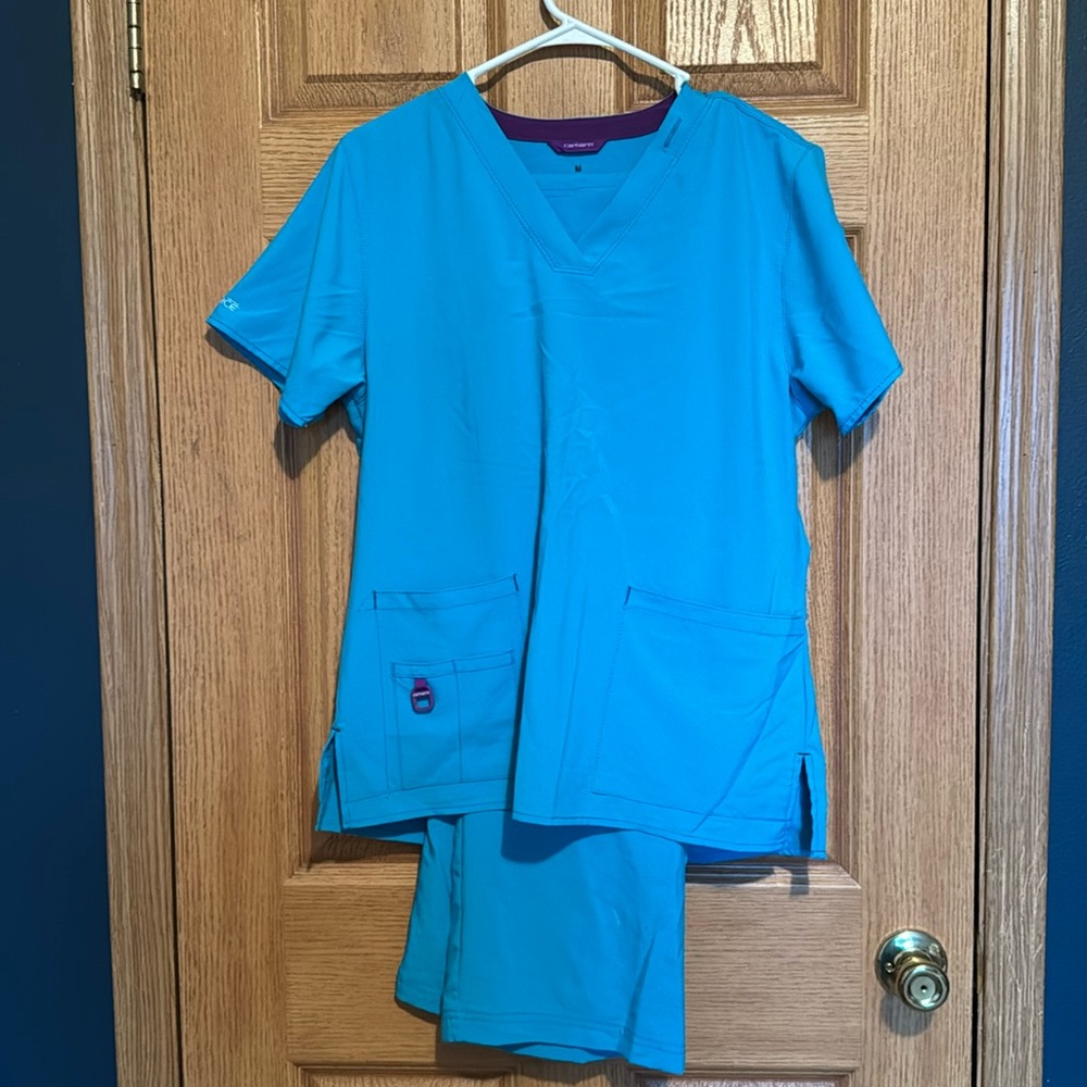 Women’s Carhartt scrubs size medium